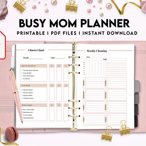 Puede incluir: Un planificador PDF imprimible para mam&aacute;s ocupadas. El planificador incluye una tabla de tareas dom&eacute;sticas con secciones para "Alrededor de la casa", "En mi habitaci&oacute;n" y "Otras tareas". Tambi&eacute;n tiene una secci&oacute;n de limpieza semanal con columnas para cada d&iacute;a de la semana.