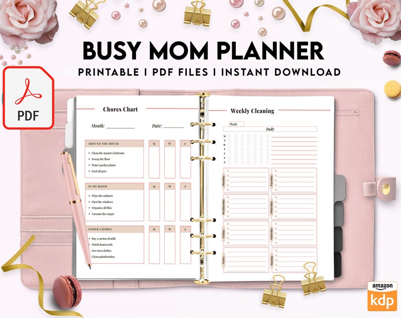 Puede incluir: Un planificador PDF imprimible para mam&aacute;s ocupadas. El planificador incluye una tabla de tareas dom&eacute;sticas con secciones para "Alrededor de la casa", "En mi habitaci&oacute;n" y "Otras tareas". Tambi&eacute;n tiene una secci&oacute;n de limpieza semanal con columnas para cada d&iacute;a de la semana.