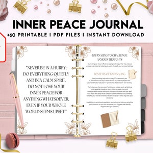 Pode incluir: Um di&aacute;rio imprim&iacute;vel rosa e dourado com o t&iacute;tulo "Inner Peace Journal" e a cita&ccedil;&atilde;o "Nunca tenha pressa; fa&ccedil;a tudo calmamente e com um esp&iacute;rito tranquilo. N&atilde;o perca sua paz interior por nada, mesmo que o mundo inteiro pare&ccedil;a estar de cabe&ccedil;a para baixo."