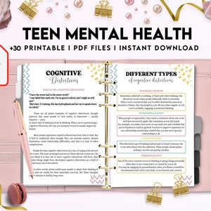 Pu&ograve; includere: Un'agenda ad anelli aperta su pagine intitolate TEEN MENTAL HEALTH, COGNITIVE DISTORTIONS e DIFFERENT TYPES OF COGNITIVE DISTORTIONS. Le pagine presentano testo, anelli dorati e una penna rosa su uno sfondo rosa chiaro.