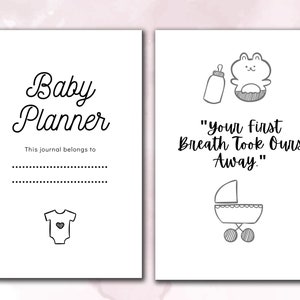 Op de afbeelding: Een zwart-witte printbare baby-planner-journalcover met de tekst "Baby Planner" en "Dit dagboek behoort toe aan". De cover bevat ook een baby-romper en een citaat: "Je eerste ademhaling nam onze adem weg."