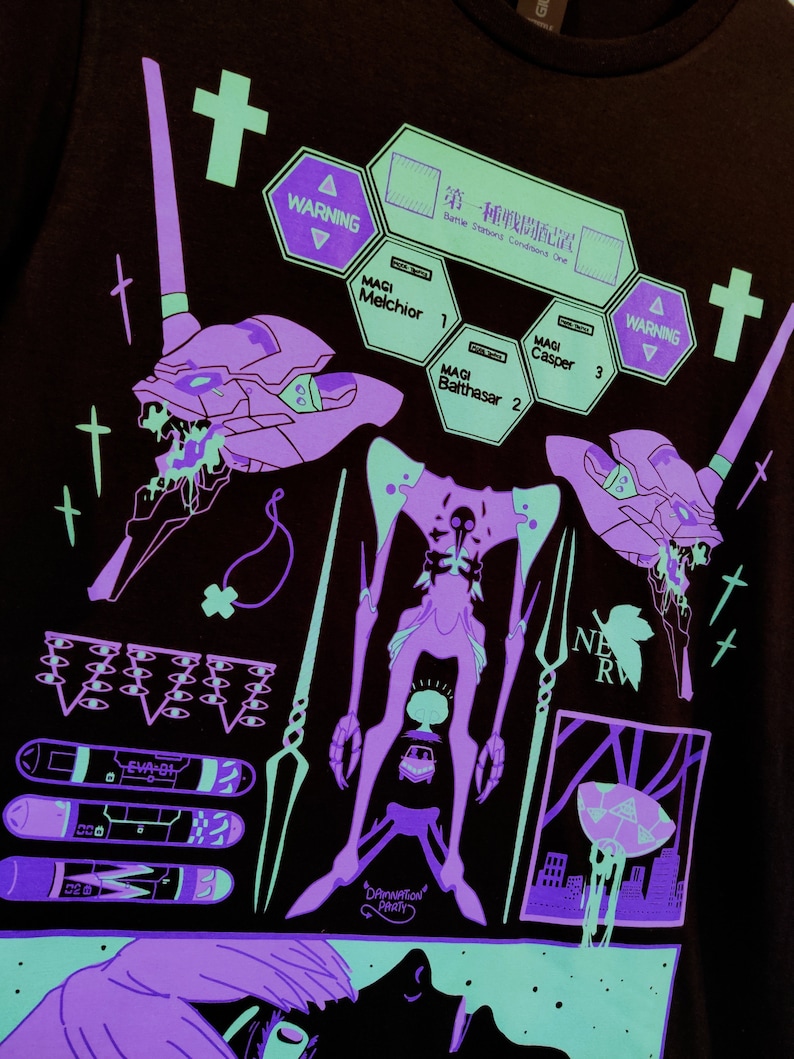 Puede incluir: Una camiseta negra con un estampado gr&aacute;fico en verde ne&oacute;n y morado de un robot, una criatura y otros s&iacute;mbolos. El texto "WARNING" y "DAMNATION PARTY" tambi&eacute;n est&aacute;n incluidos en el dise&ntilde;o.