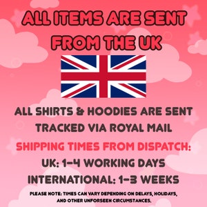Puede incluir: Un gr&aacute;fico rosa y blanco con el texto "ALL ITEMS ARE SENT FROM THE UK" y una bandera del Reino Unido. El texto debajo de la bandera dice "ALL SHIRTS & HOODIES ARE SENT TRACKED VIA ROYAL MAIL" y "SHIPPING TIMES FROM DISPATCH: UK: 1-4 WORKING DAYS INTERNATIONAL: 1-3 WEEKS". El texto en la parte inferior dice "PLEASE NOTE: TIMES CAN VARY DEPENDING ON DELAYS, HOLIDAYS, AND OTHER UNFORSEEN CIRCUMSTANCES."