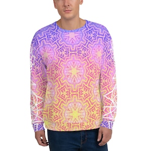 Puede incluir: Una sudadera de color degradado en morado, rosa y amarillo con un patrón geométrico blanco. El patrón es un diseño repetitivo de estrellas y círculos.