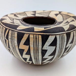 Large 1935 Acoma Pueblo Pottery Jar – Attributed to Juanita Johnson – Historic Provenance Note