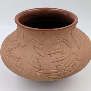 Museum-Quality Jody Folwell Santa Clara Pueblo Jar – Sgraffito Gecko – 8” Diameter