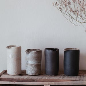 Handgemaakte kan, steengoed, handgedraaid keramiek, kan