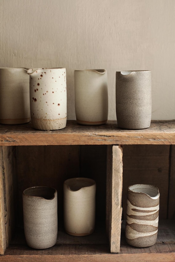 Handgefertigtes Kännchen, Steinzeug, handgemachte gedrehte Keramik, Jug