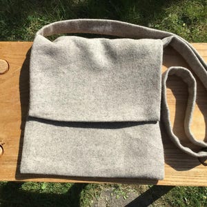 Titre de pèlerin, sac médiéval, sac de voyageur, sac en laine grise, reconstitution, cousu main