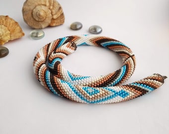 Perlenkette im Native Style: Geometrischer Statement Schmuck