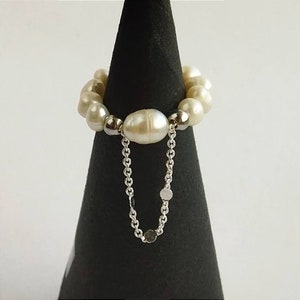 Delicato anello con perla d&#39;acqua dolce: gioielli da sposa in madreperla fatti a mano