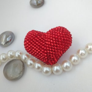 Broche met rode hartkralen, zomerbroche met kraaltjes, hartbroche met geborduurde broche, hartsieraden, zomercadeau voor haar