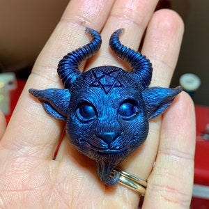 Satanic Kawaii Baphomet Ziegen Brosche Pin Anstecker Halskette | Farbverschiebung Baby Teufel | schweres Metall, Gothic Ästhetik