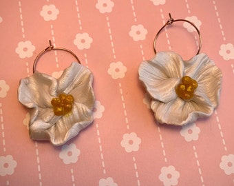 Déclaration Gardenia Flower Boucles d'oreilles - argile légère crème florale pendante - collection Enchanted Garden