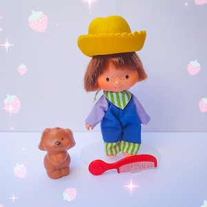 Ancienne poupée charlotte aux fraises année 80, Clafoutis aux myrtilles avec son chouchou animal chien cornet pistache