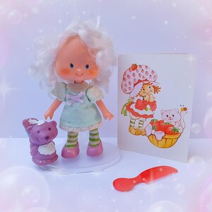 Ancienne poupée charlotte aux fraises année 80, Gâteau à l'angélique avec son chouchou animal putois fruit confit