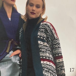 Può includere: Cardigan fantasia nei toni del nero, bianco, verde acqua e bordeaux. Il cardigan aperto sul davanti presenta un design geometrico ed è indossato sopra un dolcevita nero. L'immagine mostra una donna che indossa il cardigan.