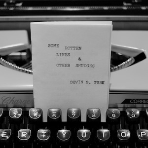 zine w formie maszyny do pisania: Some Rotten Lines & Other Smudges