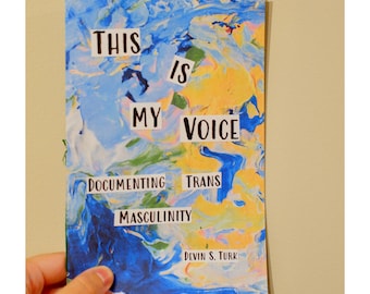 Könnte beinhalten: Ein Buchcover mit einem abstrakten Hintergrund in Blau, Grün, Gelb und Rosa. Der Titel lautet "This is My Voice: Documenting Trans Masculinity" von Devin S. Turk.