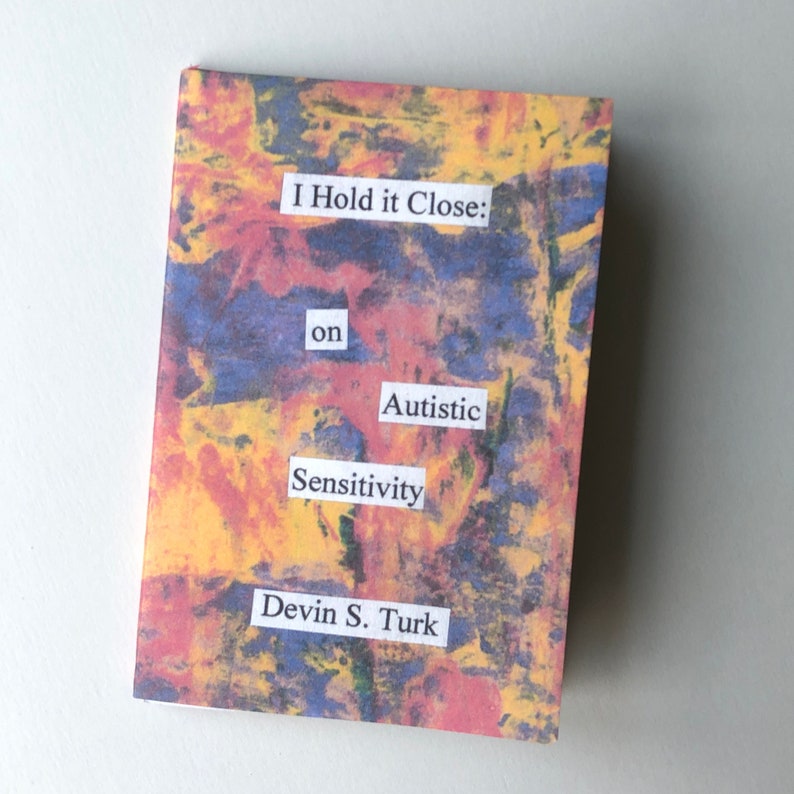 Puede incluir: Una portada de libro con un fondo abstracto colorido. El t&iacute;tulo es "I Hold it Close: on Autistic Sensitivity" de Devin S. Turk.