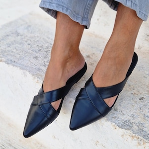 Handgjorda lädermuffor, dammuffor, svarta läderloafers, svarta tofflor, slip-on-skor, spetsiga muffor, PVC-sula, beige mockamuffor
