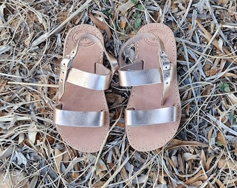 Sandali per bambini in pelle greca, realizzati a mano: cinturini con fibbia color oro rosa.