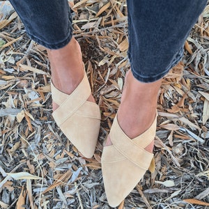 Handmade leather mules shoes, women's mules, black leather loafers, black slippers, slip on flats, pointy mules, pvc sole, beige suede mules Beige (suede)