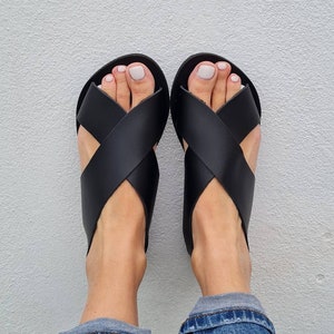 Sandales croisées pour femmes, sandales spartiates noires, sandales noires, gladiateurs grecs, anciennes chaussures plates d'été, sandales en cuir pour femmes, faites main