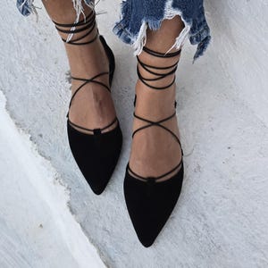 Ballerinas mit spitzer Kappe mit Knöchelverpackung und weicher Bettsohle, handgefertigte griechische Schuhe, Frauenwohnungen, Geschenk für sie, Wildledermäppchen