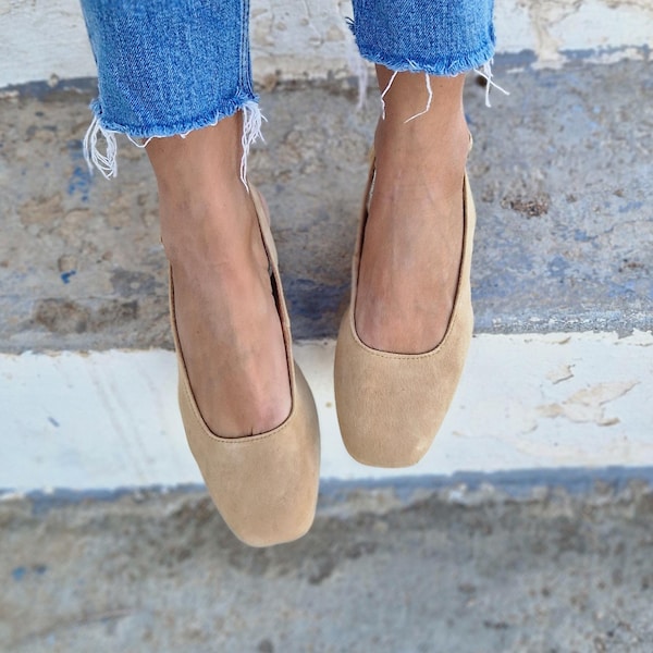 Handgefertigte Pantoletten, eckige Zehenpartie, Slingback-Schuhe mit niedrigem Absatz für Damen, geschlossene Zehenpartie, Knöchelriemen, Wildleder, beige Wildlederschuhe