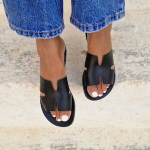 Handmade black Leather Sandals, Helia Flip flops, Summer Shoes, Summer flip flops , Beach shoes, roman flats, women&#39;s shoes, Gift for her