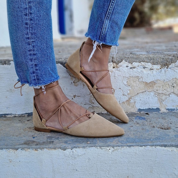 Balletflat met vetersluiting, spitse neus, enkelbandje en profielzool, handgemaakte Griekse schoenen, damesflats, cadeau voor haar, suède, uitverkoop