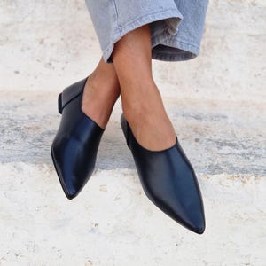 Leren muiltjesschoenen, damesmuiltjes, zwartleren loafers, zwarte pantoffels, zwartleren mocassins, instappers, puntige muiltjes, pvc-zool