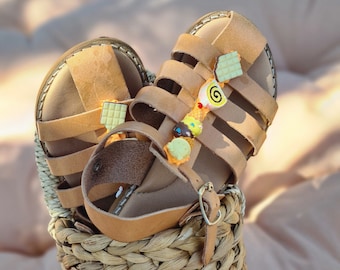 Leder-Fischer verzierte Mädchensandalen, griechische Kindersandalen, handgefertigte Sandalen, Mädchenschuhe, Sandalen für Kinder, Sommerschuhe, Babyparty