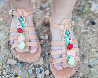 Sandales en cuir faites main pour enfants, sandales décoratives bonbon, sandales grecques, chaussures plates d'été, sandales en cuir, sandales pour filles, décoration colorée