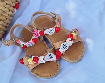 Handgefertigte verzierte Sandalen für Kinder, Obstsandalen, griechische Sandalen, Sommerwohnungen, Ledersandalen, Mädchensandalen, bunte Dekoration