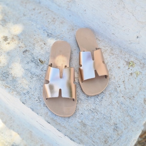 Sandálias artesanais em couro dourado, chinelos de dedo em tom rosé, sapatos de verão, presente para madrinhas, presente de casamento, sapatos de praia, sapatilhas romanas, sapatos femininos