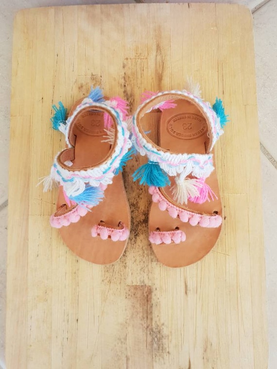 Sandali greci sandali in pelle per bambini scarpe fatte a mano per ragazze stile Boho pom pom appartamenti estivi rosa blu regalo per la doccia per bambini suola in gomma Etsy