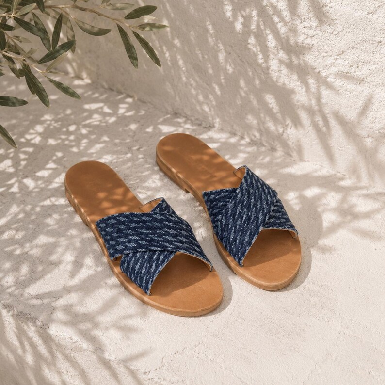 Blaue Denim-Leder-Sandalen, handgefertigte griechische Damensandalen, flache Sommersandalen, Urlaubssandalen, bequeme Slipper zum Hineinschlüpfen Bild 2