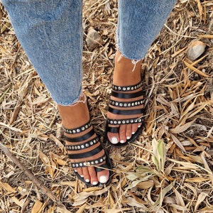 Leder griechische Sandalen, handgefertigte Sandalen, schwarz verziert mit metallischen Nieten, Sommer Riemchen Schuhe, Frauen Wohnungen, Gladiatoren, Geschenk, Rock