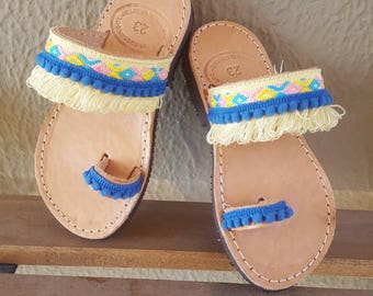 Sandali greci in pelle fatti a mano per bambini: ballerine boho con pon pon