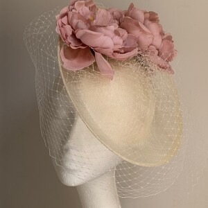 Elfenbensvit hatt med fat, brudens mors hatt, elfenbensfärgad fascinator, mörkrosa bröllopshatt, Kentucky Derby-hatt, elfenbensfärgad Royal Ascot-hatt