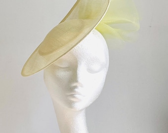 Fascynator w kolorze maślano-żółtym, kapelusz Royal Ascot w kolorze maślano-żółtym, kapelusz koktajlowy w kolorze maślano-żółtym, kapelusz Kentucky Derby w kolorze maślano-żółtym, kapelusz w kolorze maślano-żółtym