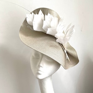 Cappello fascinator Kentucky Derby beige, cappello beige Fascinator, cappello fascinator beige Wedding Ascot Derby Races, cappello crema, fascinator crema, cappello