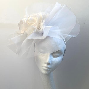white fascinator, white disc hat, white flower hat, white Royal Ascot fascinator, white Kentucky Derby fascinator hat, wedding hat, bridal