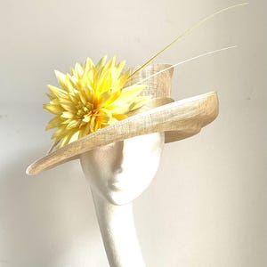 Chapeau Royal Ascot jaune, chapeau jaune beurre, chapeau jaune naturel de la mère de la mariée, chapeau à bord jaune beurre, chapeau jaune Kentucky Derby