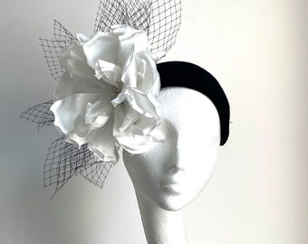 Schwarz weisse Halo Krone, schwarzer Fascinator, schwarzer Cocktail Hut, schwarzer Kentucky Derby Hut, schwarzer Royal Ascot Hut, schwarze Beerdigung Halo Krone