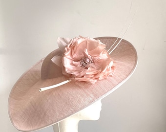 Sombrero de disco de platillo rosa pálido, tocado de boda rosa pálido, sombrero Royal Ascot rosa, tocado Kentucky Derby rosa pálido, sombrero rosa claro