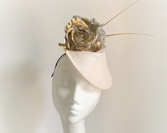 Gold weißer Fascinator, weißer Hut, weißer Hochzeitshut, weißer Royal Ascot Derby-Rennen Hut, weißer Kentucky Derby-Hut, goldener Fascinator, goldener Hut