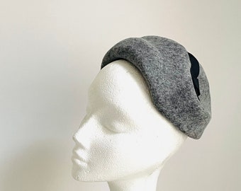 ladies felt hat, ladies pillbox hat, grey felt vintage style 1940th movie hat, minihat, grey black pillbox hat hatinator, grey funeral hat